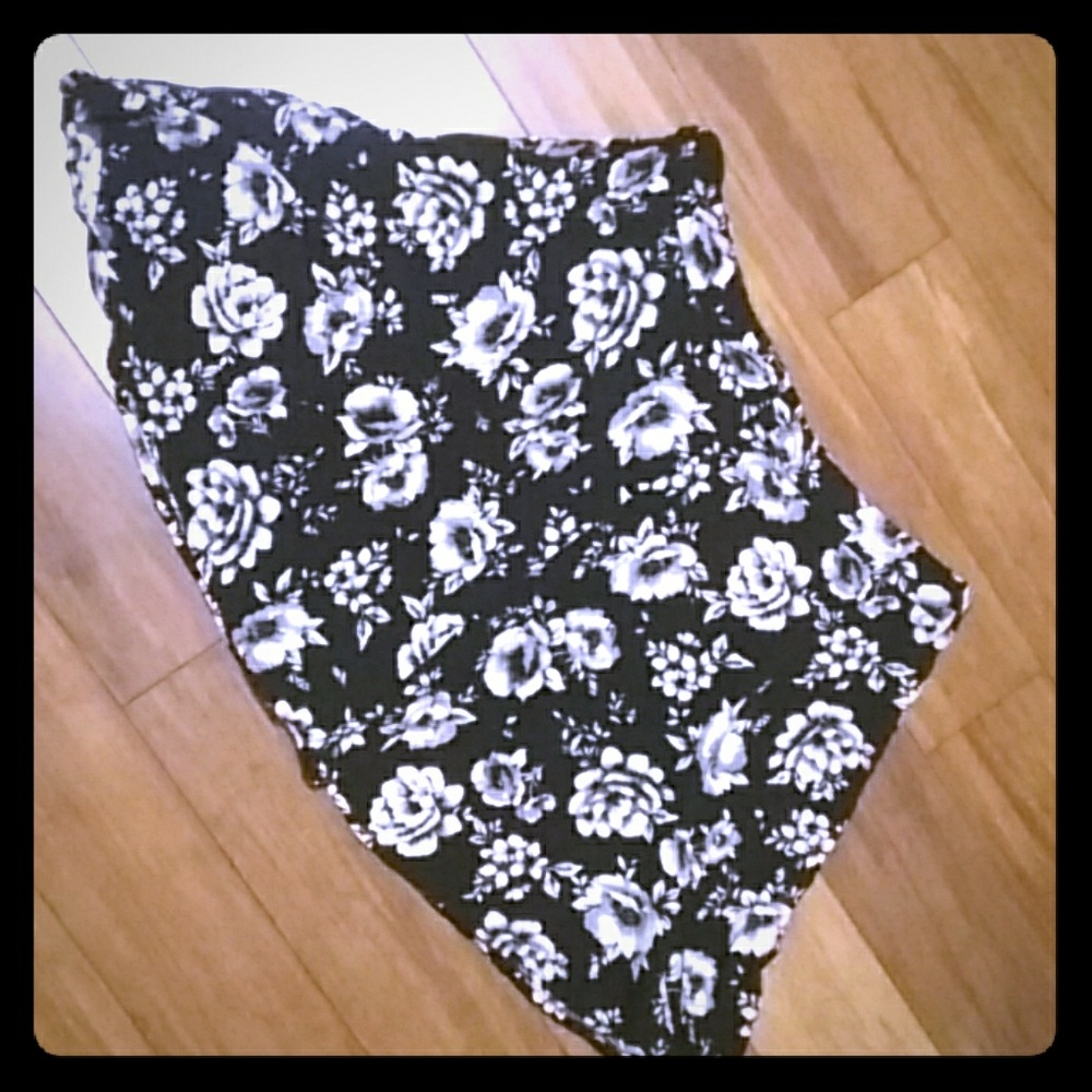 Forever 21 mini black floral skirt